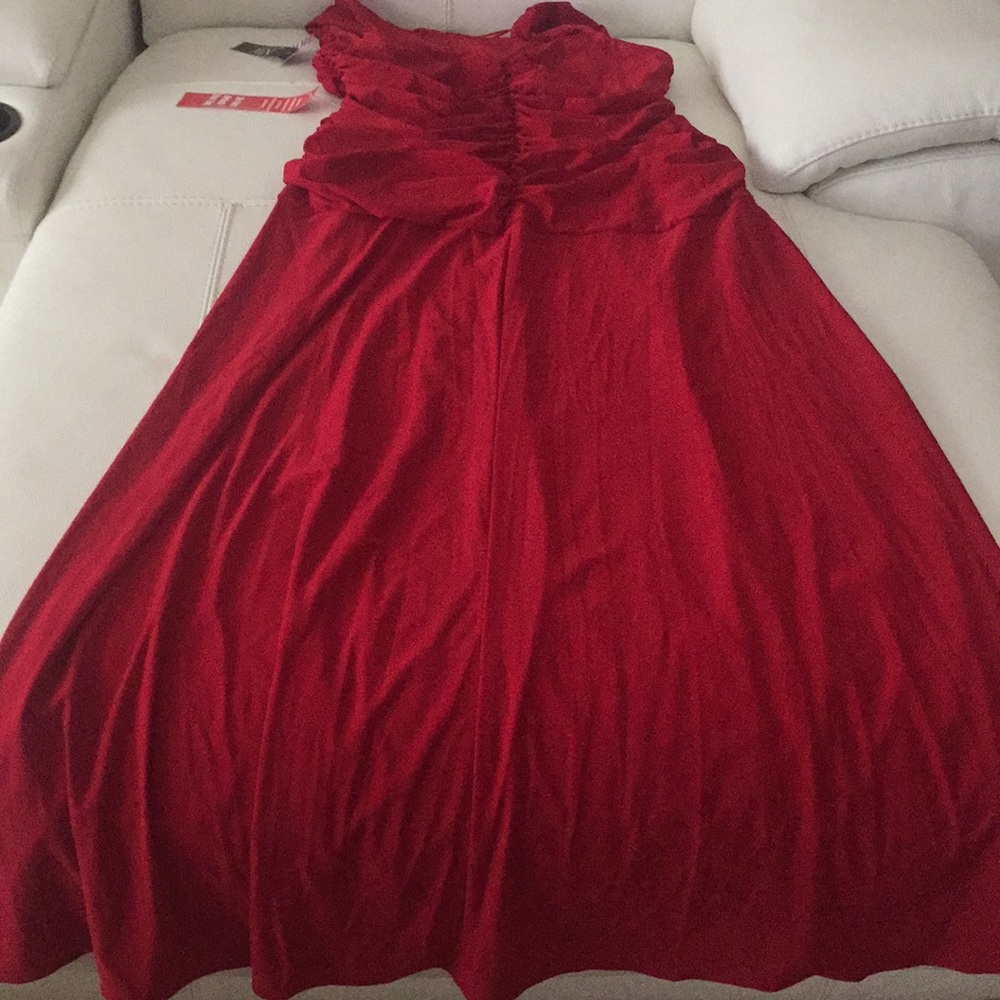 Red gown - Picture 2 of 3